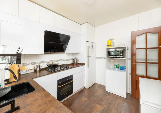 SE VENDE BONITA CASA ADOSADA DE 4 DORMITORIOS CON PISCINA PR