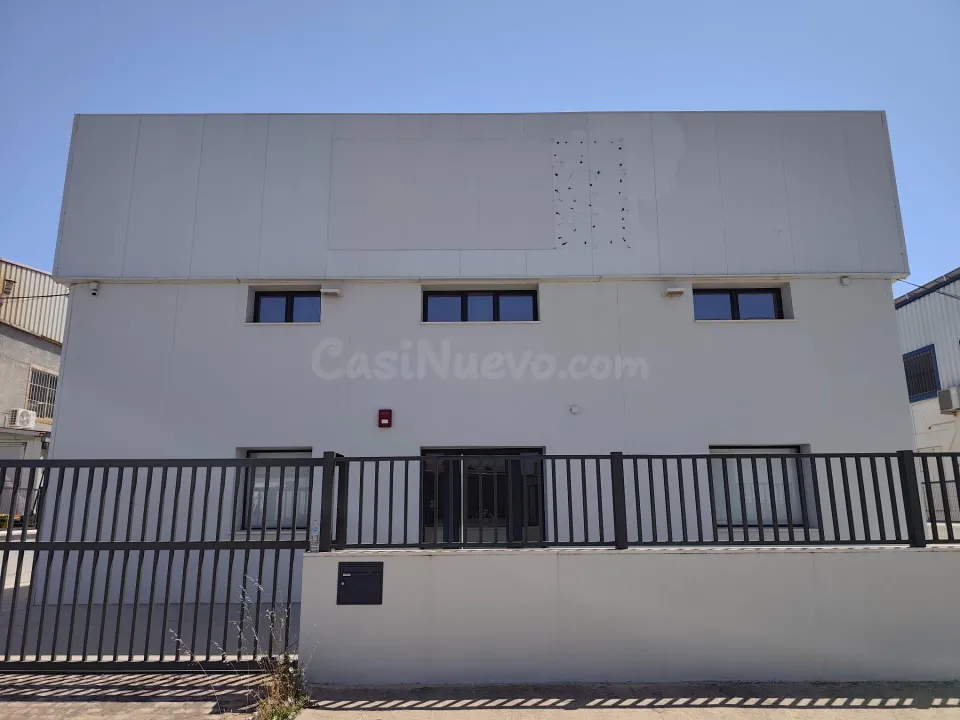 Nave en Poligono de Las Quemadas totalmente reformada y perfectamente instalada para uso mixto de oficinas y almacen