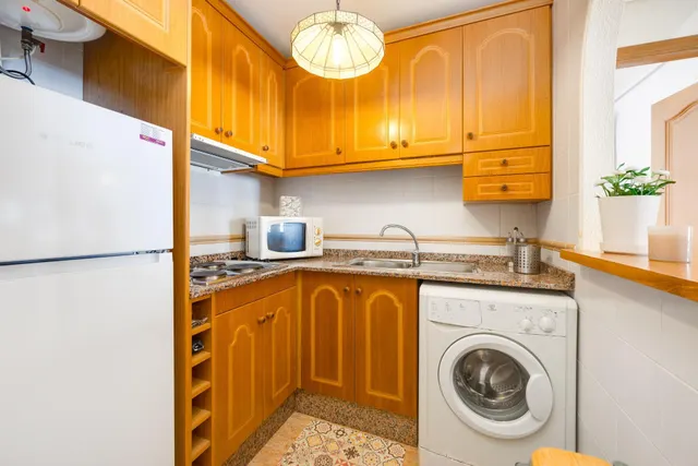 Apartamento de dos dormitorios con piscina comunitaria en el centro de Torrevieja — 19