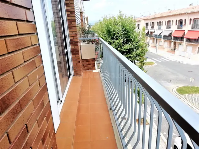 Preciosa Casa Adosada con Garaje y Posibilidad de Comercio e - foto 2