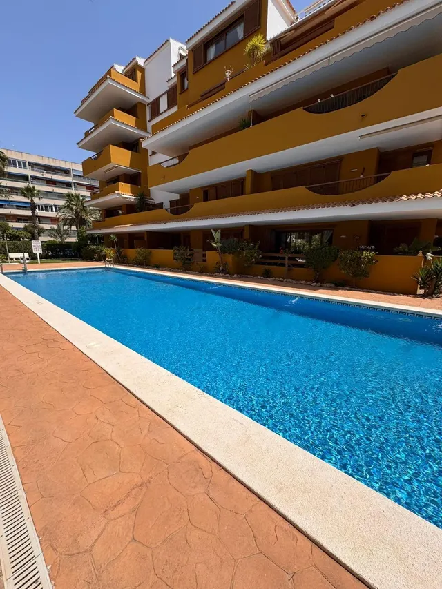 Apartamento con piscina comunitaria, Alicante, Torrevieja. 2 habitaciones, 80 m2, 500 metros del mar — 47