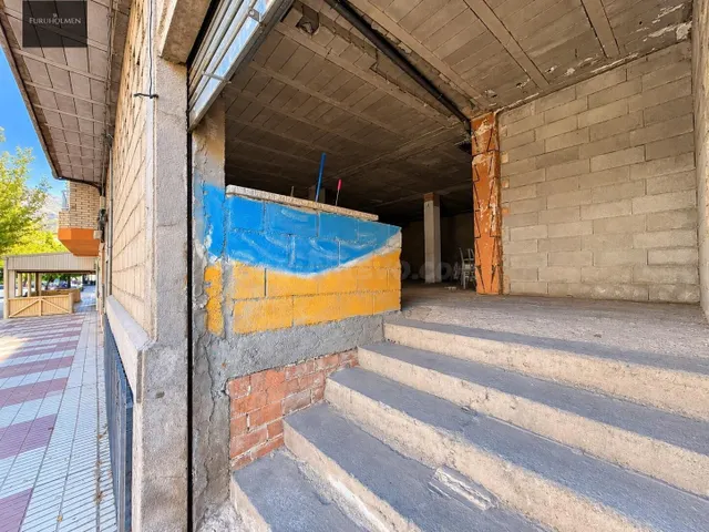 Magnífico local comercial en el centro de Padul — 2