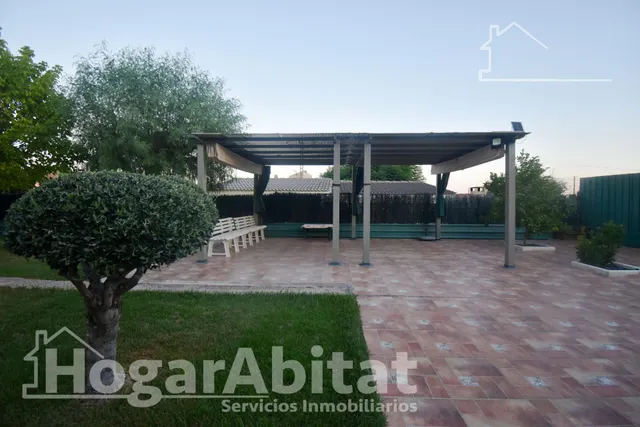 ¡Encantador Chalet! Muy amplio y sofisticado, con gran garaje, terraza, jardín y parcela — 20