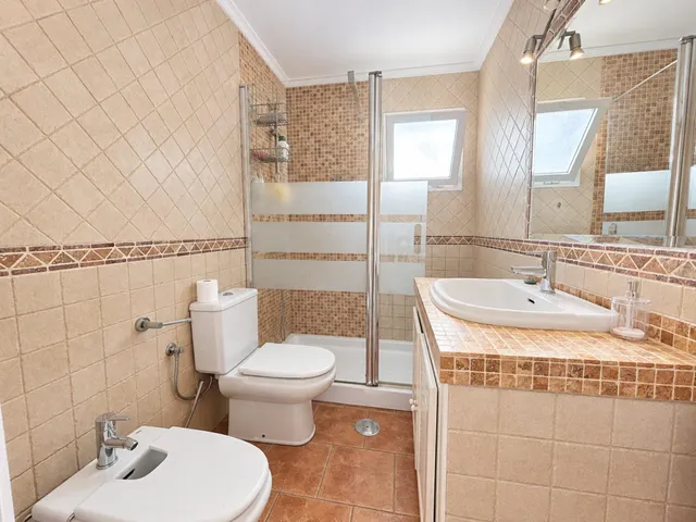 VIVIENDA CON PATIO, GARAJE Y COCINA EXTERIOR EN ZONA RESIDENCIAL — 17