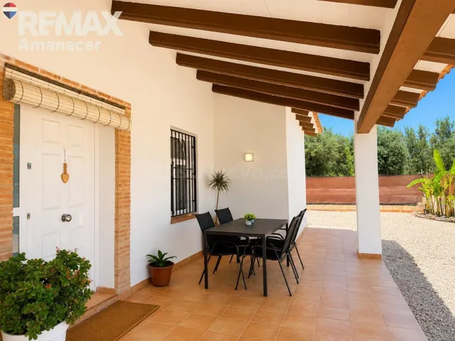 Finca única en Enguera con dos viviendas independientes y pi