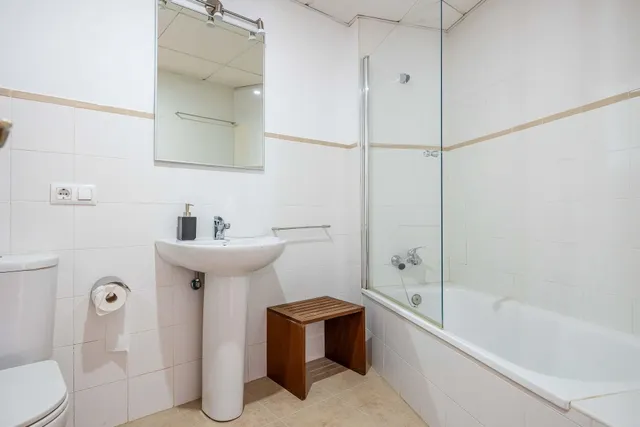 se alquila piso  SIN MUEBLES de 2 habitaciones 2 baños, terraza, garaje en castilleja de la cuesta — 24