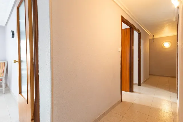 Apartamento todo exterior 3 dorm. con gran terraza en esquina a 100 mts de la Playa. Vista parcial al Mar. — 26