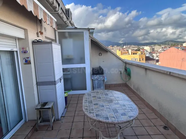 ÁTICO CON TERRAZA A PIE DE COMEDOR EN LA PLAÇA 1 DE MAIG - foto 4