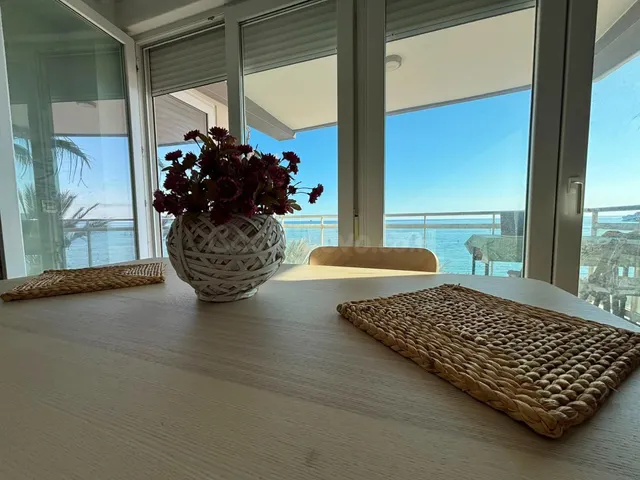 INCREIBLE PISO FRENTE AL MAR — 3