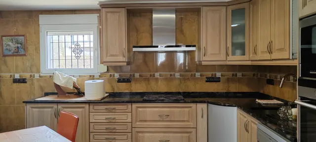 SE VENDE CHALET EN MUY BUENA ZONA PEGADO AL PUEBO Y A 20 MINUTOS DE ALICANTE — 10