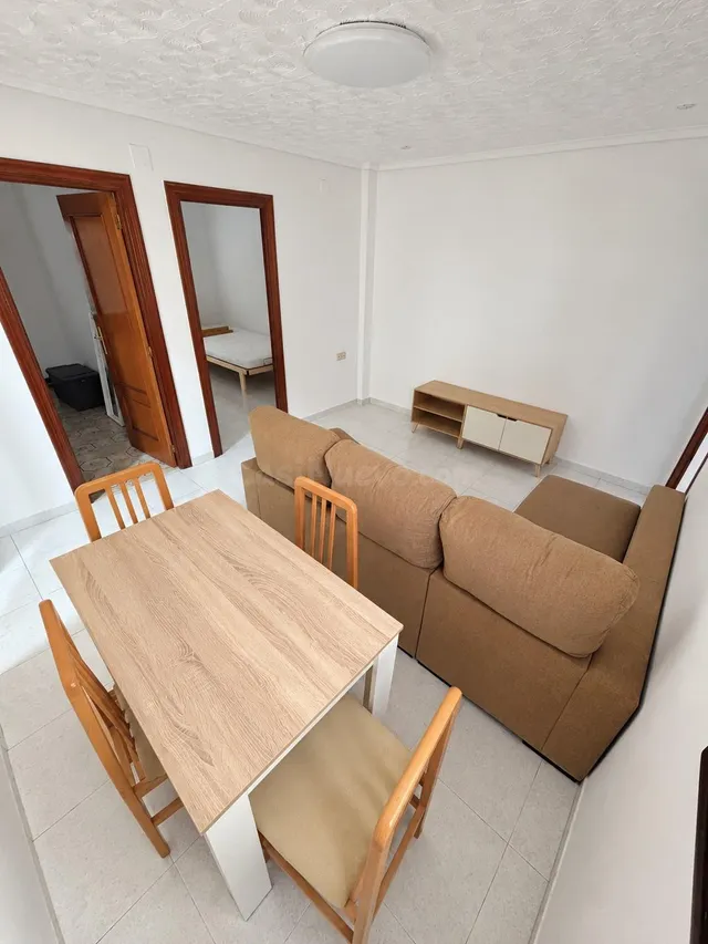 Piso de 4 habitaciones con ascensor y patio en Benicalap — 2