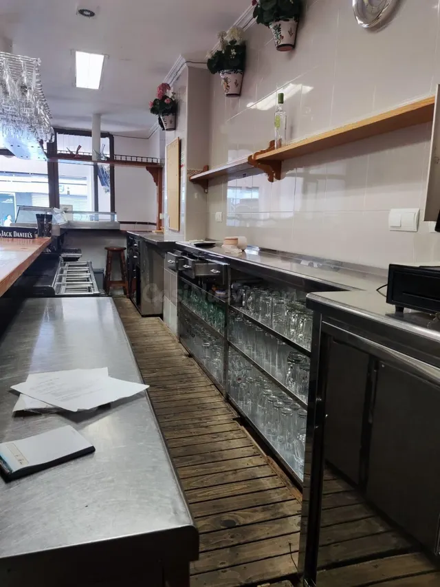 Listo para abrir: licencia de restaurante activa, cocina industrial y salida de humos. — 5