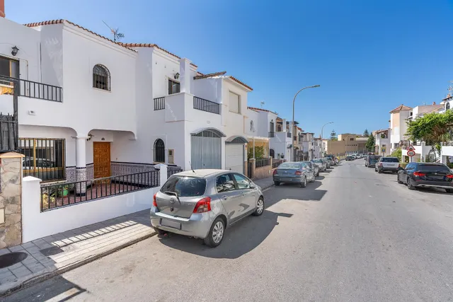 CASA ADOSADA EN MOTRIL — 46