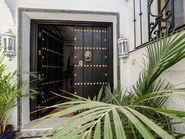 VENTA DE VILLA PAREADA EN EL CENTRO DE MARBELLA. 8 DORMITORIOS, JARDÍN CON PISCINA Y PARKING. — 10
