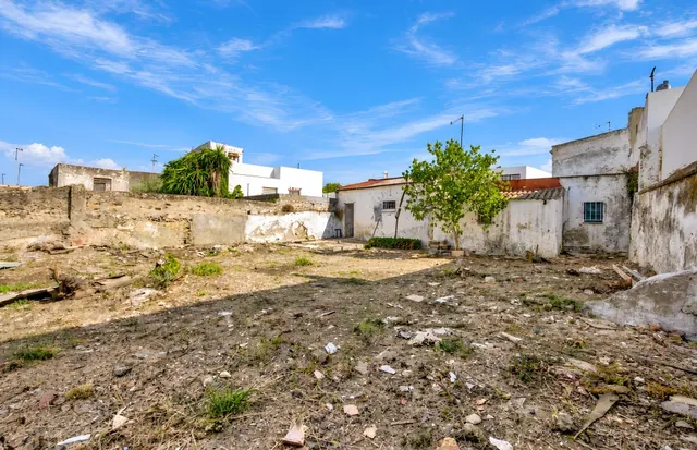INCREIBLE CASA SOLAR EN PLENO CASCO URBANO PARA REFORMAR — 16