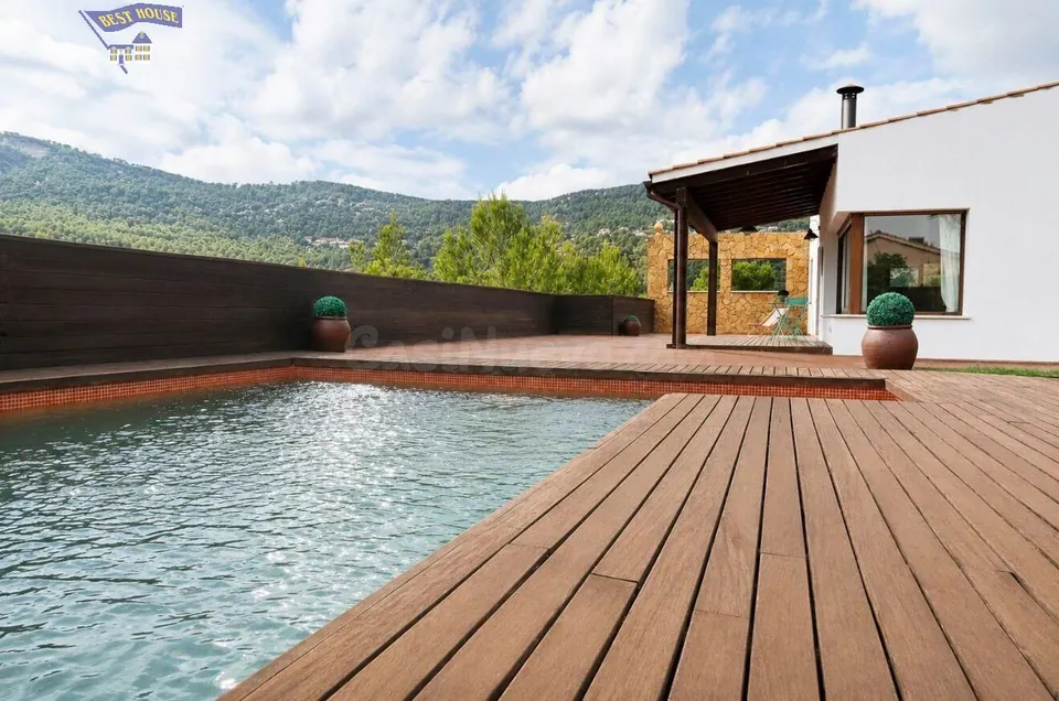 EXCLUSIVA VILLA DE DISEÑO CON PISCINA PRIVADA, VISTAS PANORÁMICAS Y 1.760 M2 DE PARCELA
