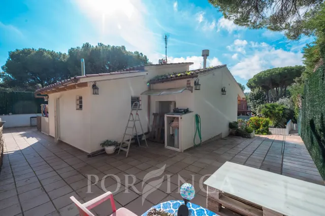Chalet independiente de una planta con piscina privada en Mas Ambròs, Calonge — 12