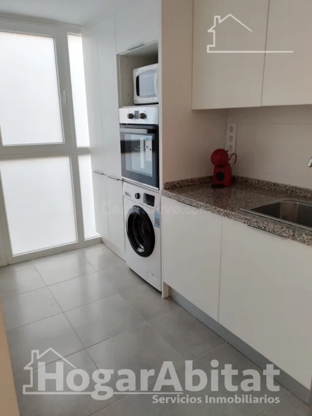 Seminuevo y ubicación céntrica en este moderno piso exterior - foto 3