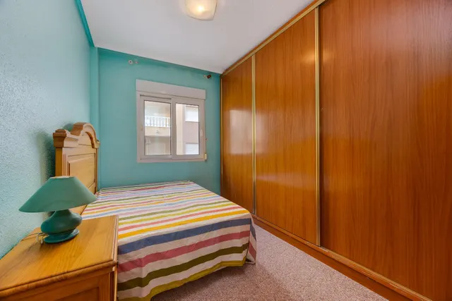 Amplio apartamento de 4 dormitorios en el corazón de Torrevieja — 27