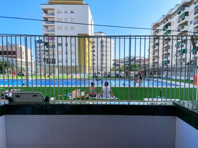 Apartamento con terraza y piscina a solo 25 m de la playa de