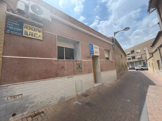 Casa baja con gran parcela y potencial en pleno centro de Ro