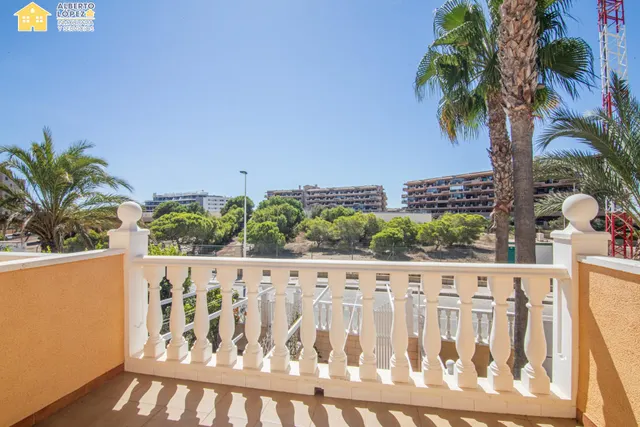 Bungalow en venta en urbanización Las Arenas 2, Arenales del Sol. — 24