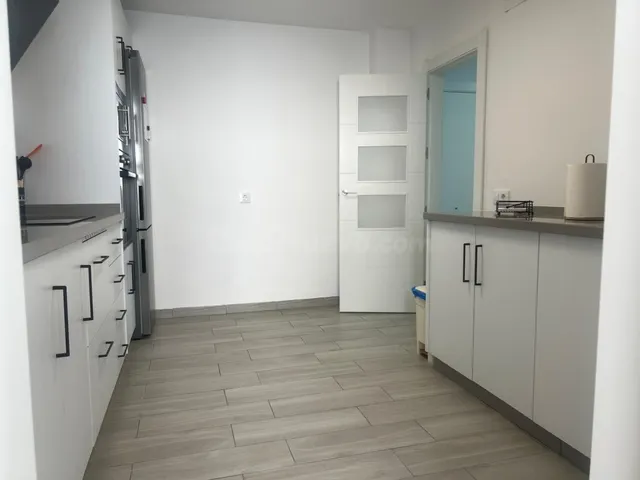 Luminoso piso reformado con terraza y piscina en pleno centro ciudad — 9