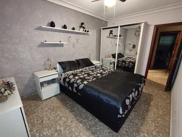 PISO DE CUATRO habitaciones SIN ASCENSOR. MUY BUENA ZONA — 5