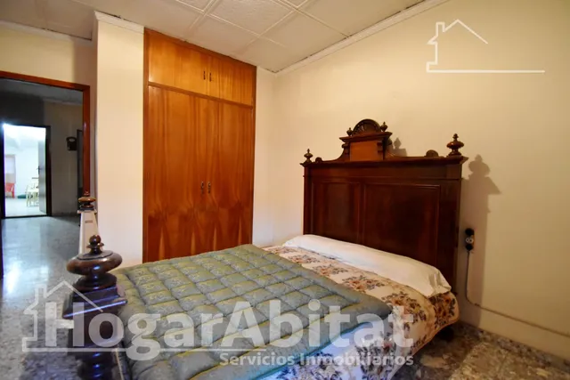 AMPLIA CASA DE PUEBLO CON TERRAZA, BALCÓN Y TRASTERO — 28