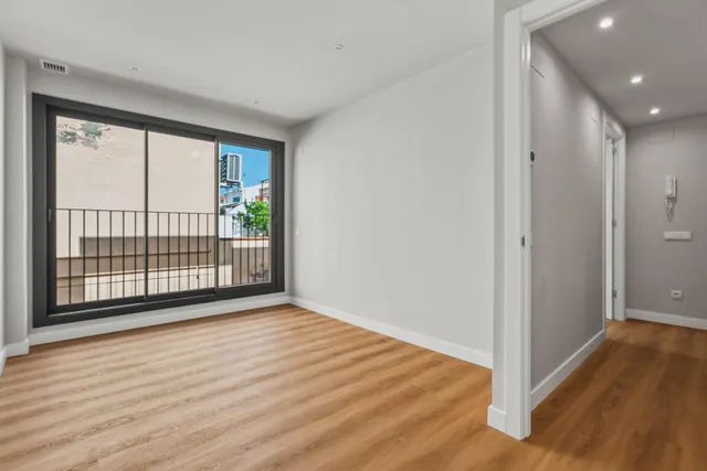 Vivienda reformada a estrenar con 3 estancias, terraza privada y espacio polivalente en Badalona — 9