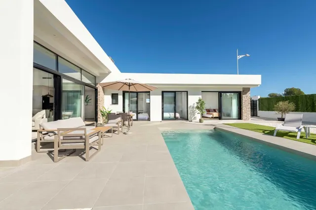 VILLA CON AMPLIA PARCELA Y PISCINA PRIVADA