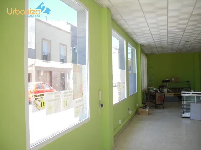 SE VENDE LOCAL DIAFANO DE ESQUINA CON GRANDES CRISTALERAS Y ACONDICIONADO EN  CTRA. OLIVENZA. — 9