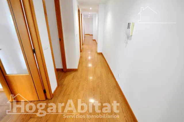 ¡Zona centro! Amplio y luminoso con garaje y balcón de vistas despejadas — 29