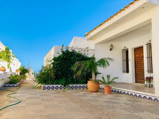 Villa en Guardamar. Primera línea con acceso directo a la playa — 40