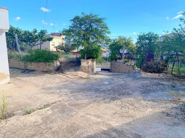 CASA CON TERRENO AMPLIO EN LA FONT DE LA FIGUERA — 29