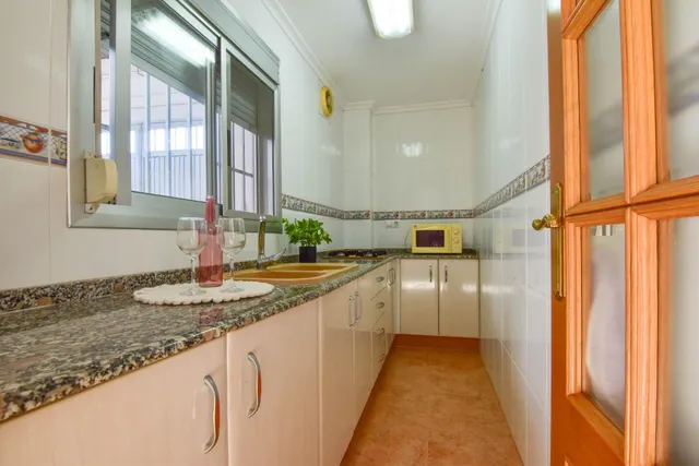 ¡Oportunidad única en Picassent! Casa en buen estado con gran potencial — 8