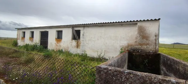 Gran terreno con construcción