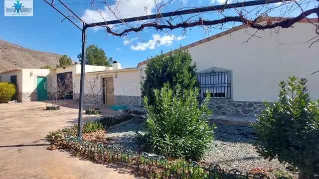 AMPLIA Y BONITA CASA DE PUEBLO CON PISCINA