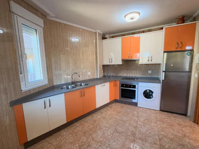 VENTA: Amplio Chalet en la Exclusiva Zona de Compostilla. — 3