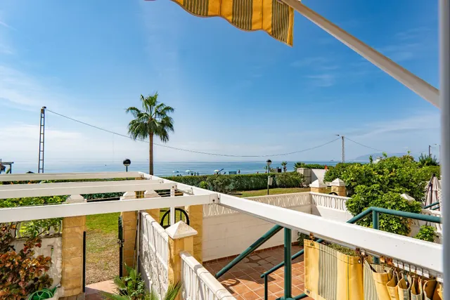 Alquiler de temporada. Primera línea de playa: piso con vistas al mar y maravilloso jardín. — 35
