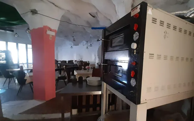 se vende restaurante, equipado a 50 de la playa. Terraza cerrada. — 6