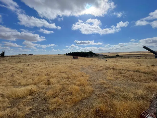 CASA DE CAMPO CON NAVE DE 300M EN EL COLLADO SIERRA DE FUENTES — 24