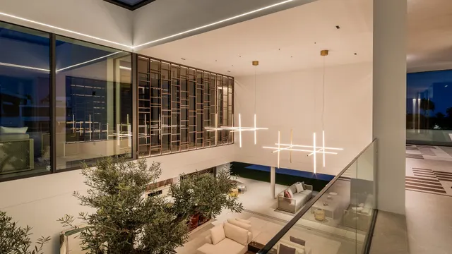 Sofisticada villa con vistas al mar en la Milla de Oro, Marbella — 35