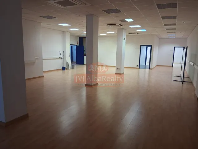 EN VENTA O ALQUILER ESPECTACULAR LOCAL EN ZONA INDUSTRIA — 6