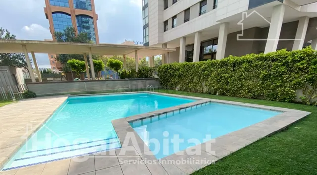 Vive con el confort de un exclusivo residencial con piscina, zonas verdes, garaje y trastero — 2