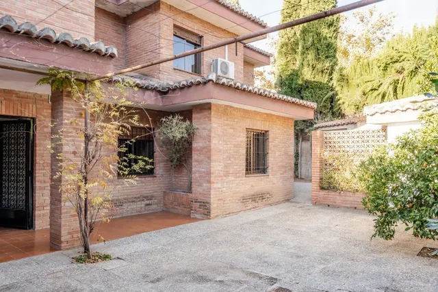 chalet independiente con la mejor parcela en la prestigiosa  urbanización de el serrallo — 3