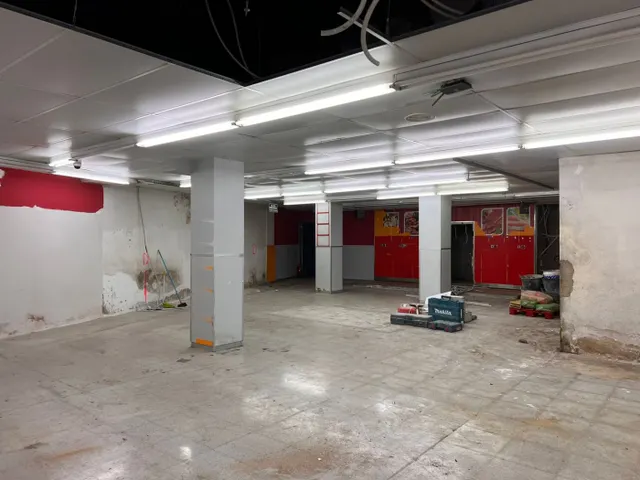 Gran local comercial en Av. Estanislao Figueres a 50 metros de Rambla Nova. — 9