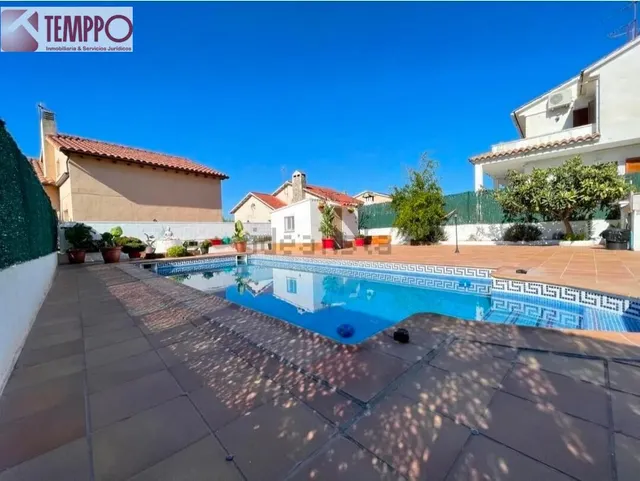 Chalet independiente con piscina privada, 5 dormitorios y placas solares en parcela de 450 m2 — 35