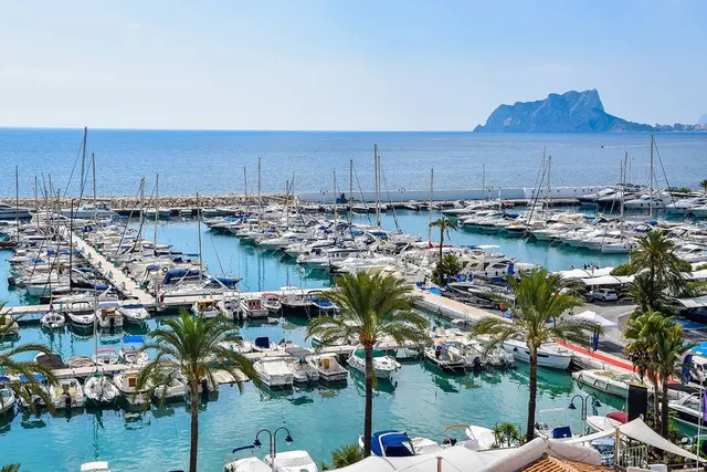 Villa de lujo con 5 dormitorios, piscina privada y magníficas vistas al mar en Moraira — 19