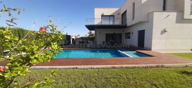 🌴 Villa de lujo con piscina y jardín en alquiler - foto 3